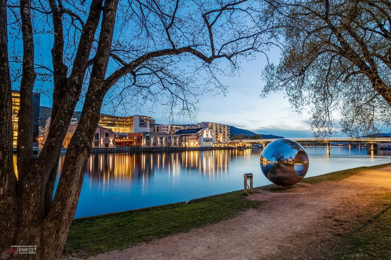 Flotte turmuligheter langs elvepromenaden. Galleribilde