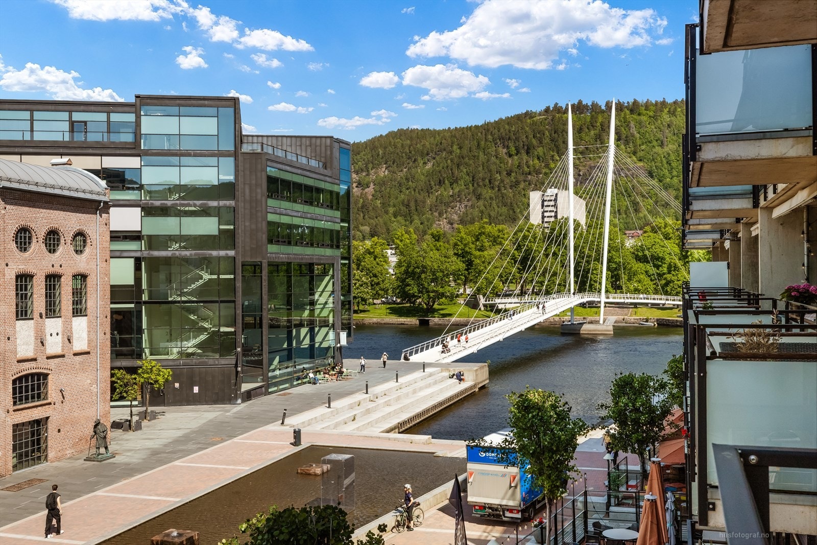 Fra balkongen har du flott utsikt mot Ypsilon-broen og Papirbredden. Galleribilde