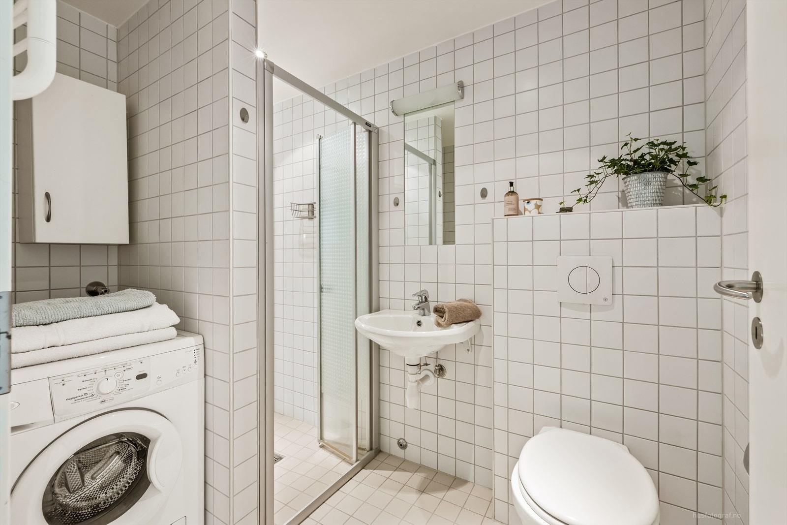 Det er opplegg for vaskemaskin på badet, som også har vegghengt toalett. Galleribilde