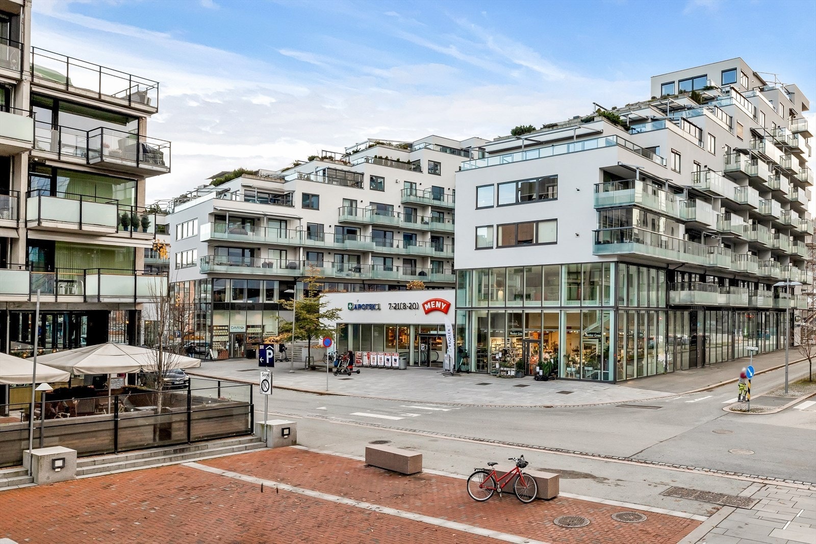 Meny, Mester Grønn, Apotek 1 og Vinmonopolet ligger i umiddelbar nærhet. Galleribilde