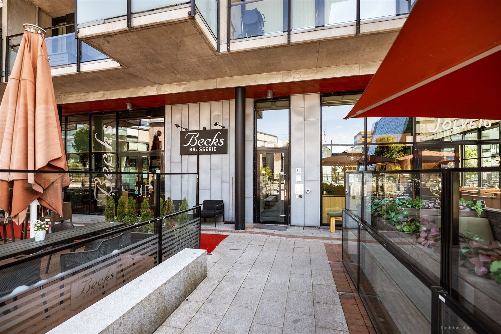 Inngangspartiet til Grønland 54 ligger sentralt på Union Brygge, med restauranter og servicetilbud rett utenfor døren. Galleribilde