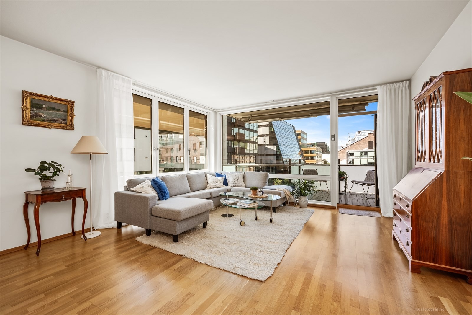 Stuen har god plass til både sofagruppe og spisebord, med gjennomgående parkett på gulv. Galleribilde