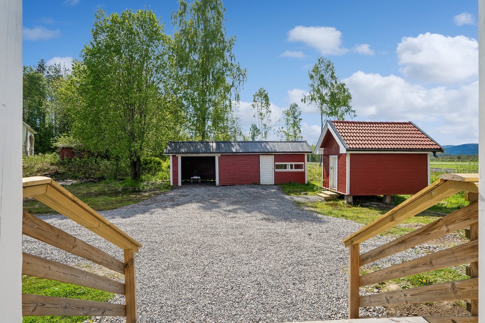 Utsikt over tunet og de tilhørende uthusene. Galleribilde
