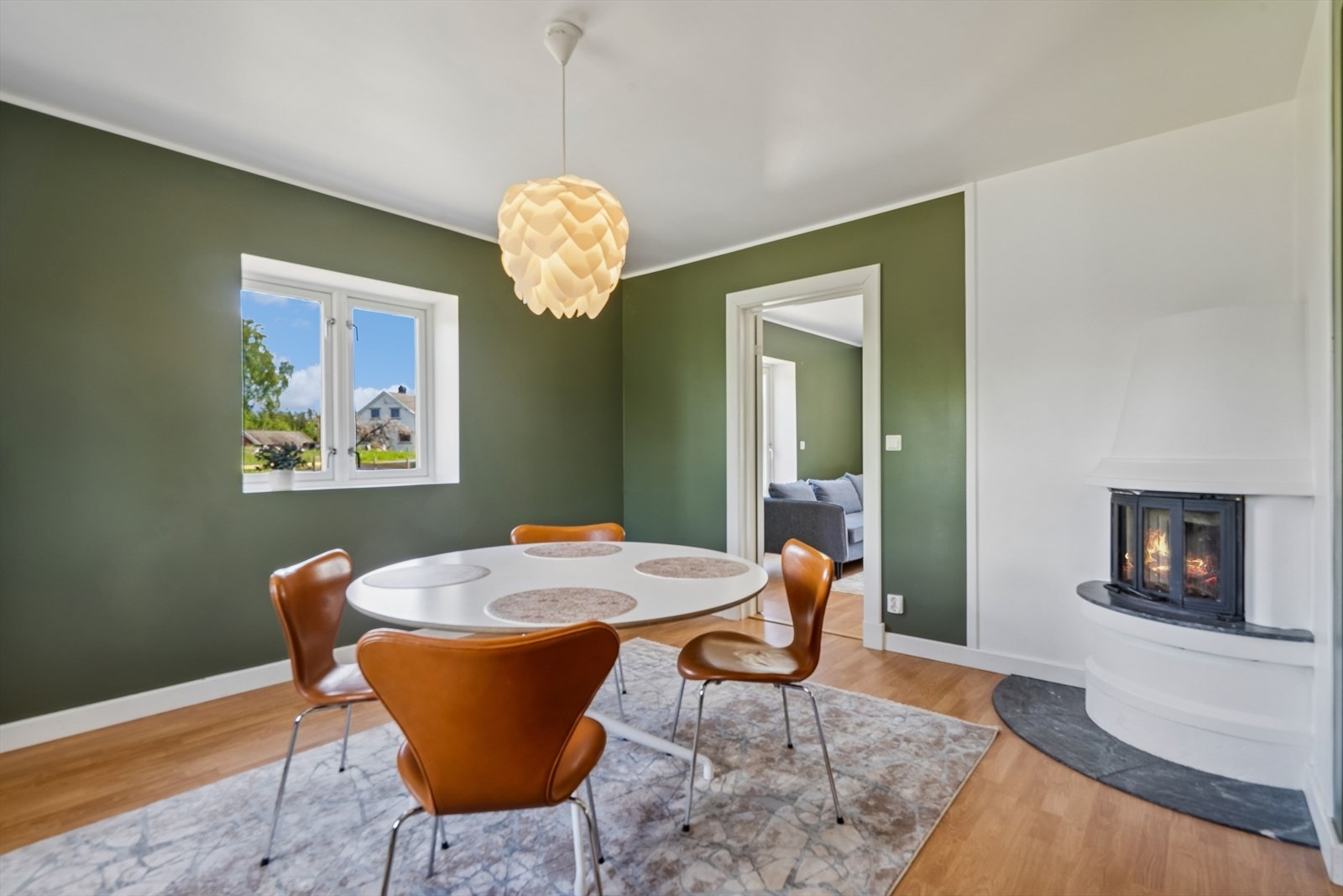 I spisestuen har man en stemningsfull elementpeis med innsats, tilknyttet en mursteinspipe. Galleribilde