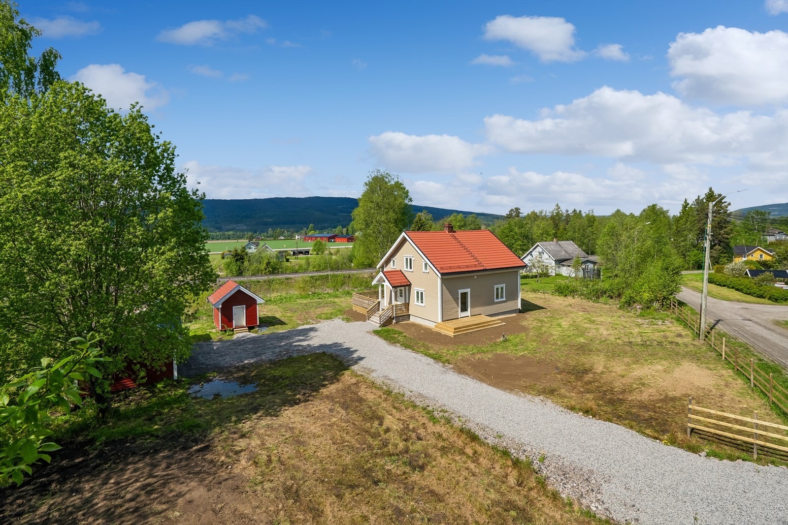 Landlig og åpen beliggenhet med god plass på egen tomt. Galleribilde