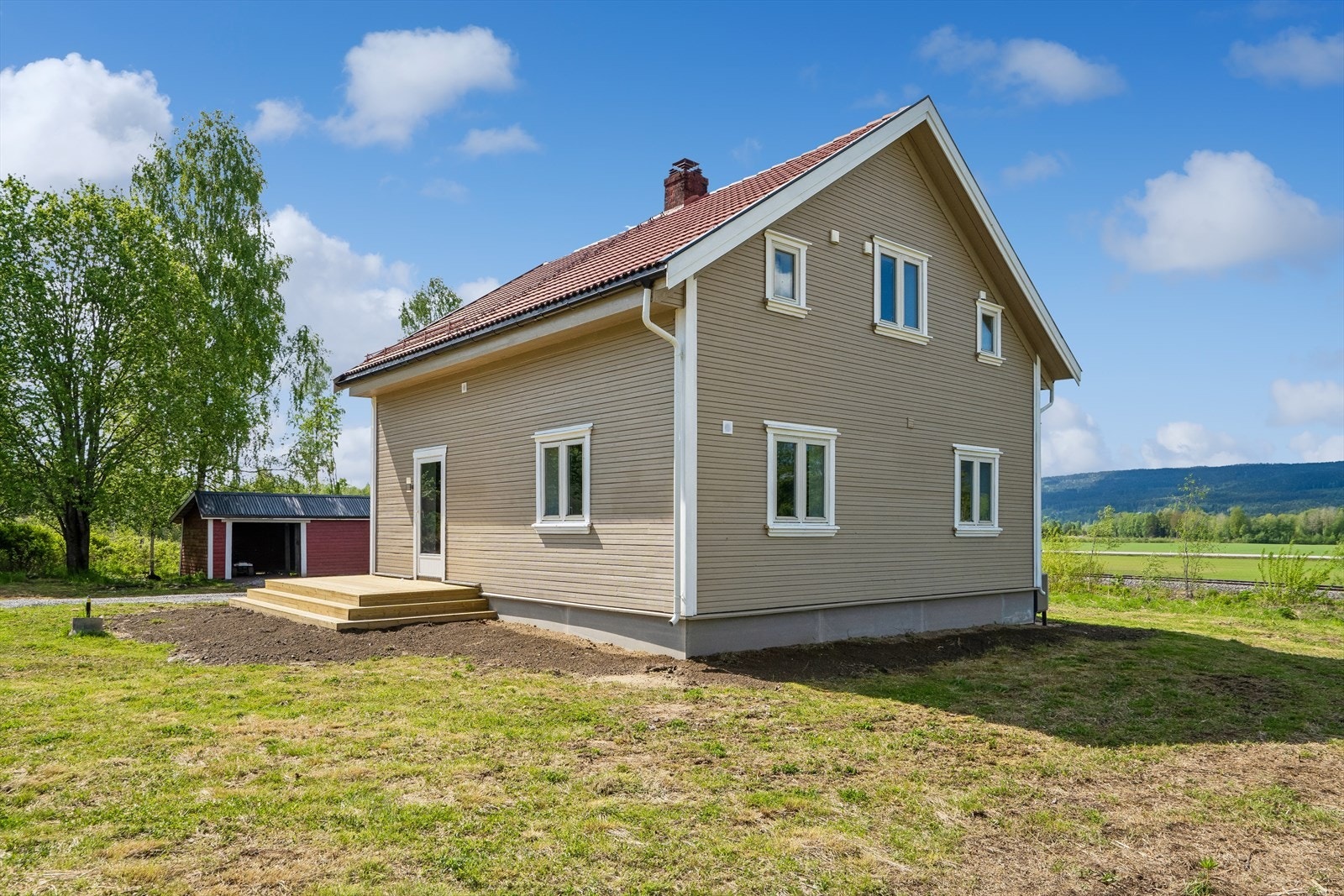 Boligen har bordkledning fra 2021, og taket har betongtakstein fra 2018. Østvendt stueterrasse. Galleribilde