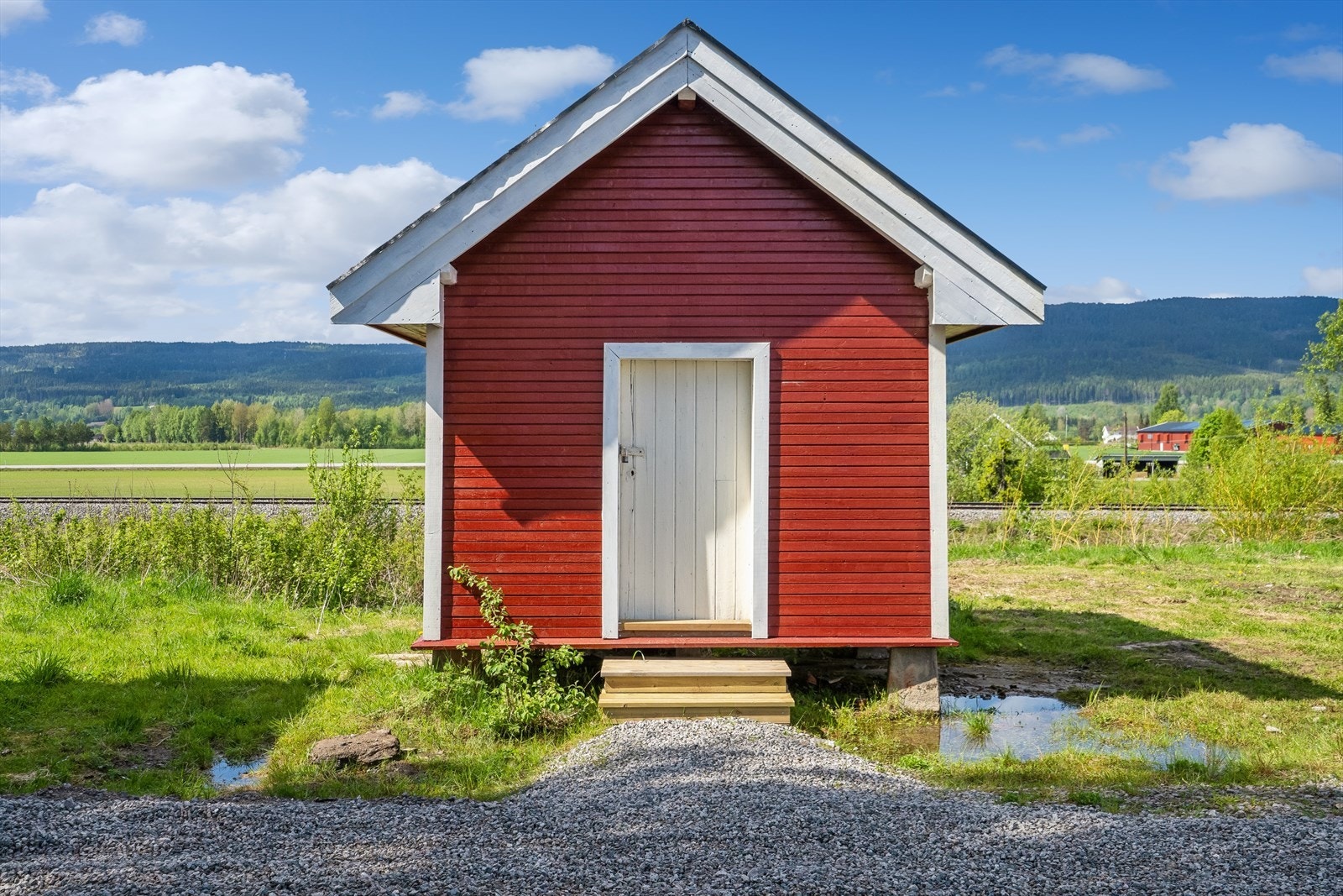 Eiendommen har et sjarmerende stabbur med ny taktekking og utvendig bordkledning. Galleribilde