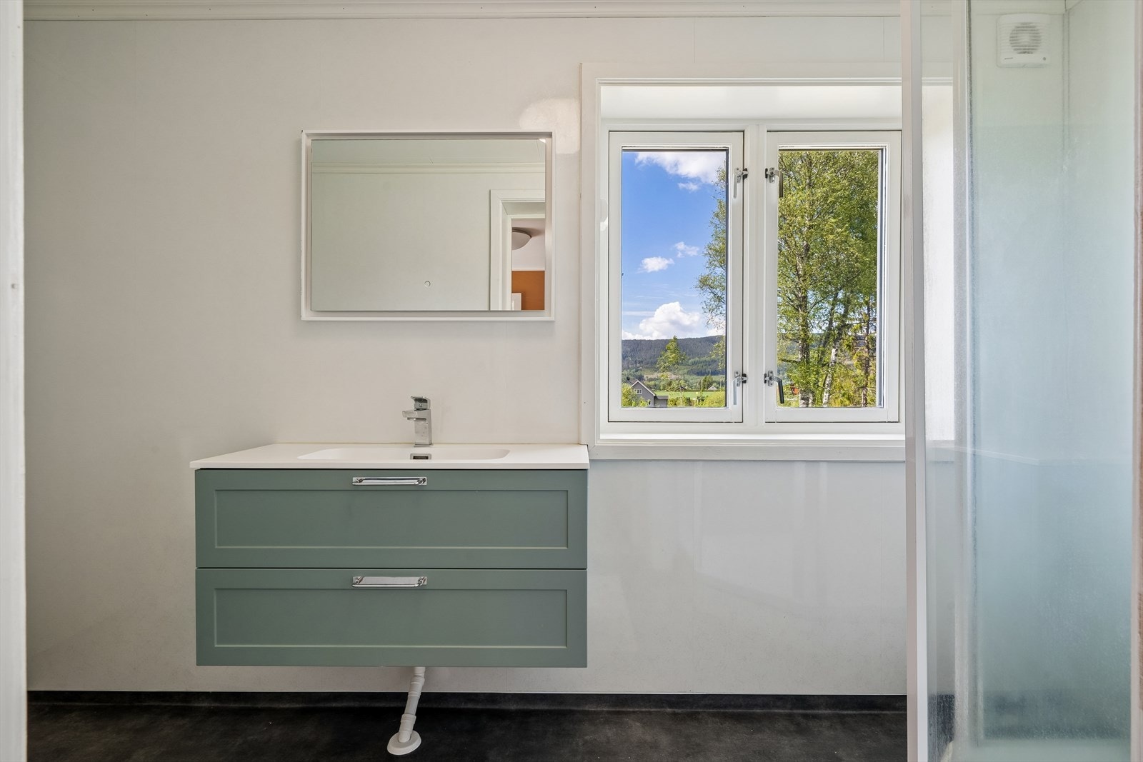 Badet har dusjkabinett. Galleribilde