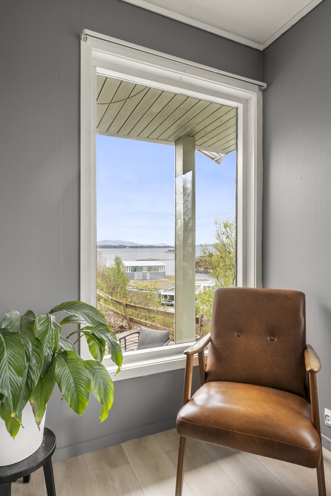 Ein perfekt krok for å sitte å nyte utsikta. Galleribilde