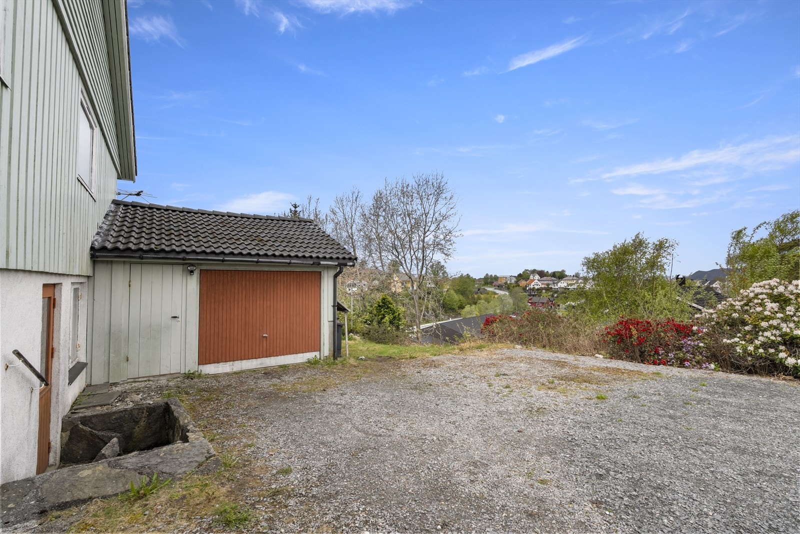 Stort tun med god plass til fleire bilar. Galleribilde