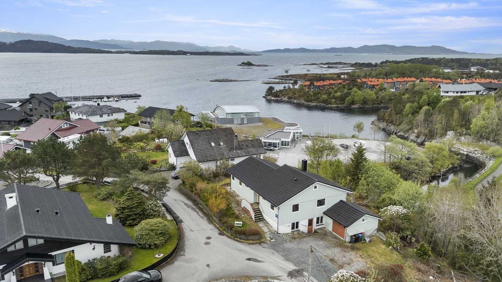 Stor usjenert tomt, solrikt og fin utsikt. Her har du sol frå tideleg morgen til seint på kvelden. Galleribilde
