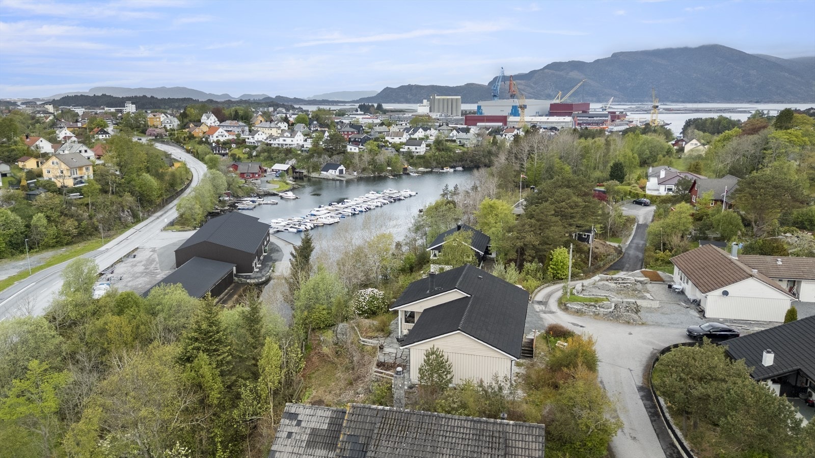 Frå eigedomen er det kortavstand til sentrum med gangsti, fine turstier på Nybømarka, Havhesten og bussholdeplass. Galleribilde