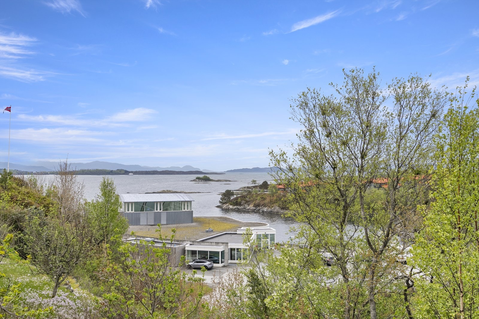 Det er ein flott sjøutsikt frå eigedomen. Galleribilde