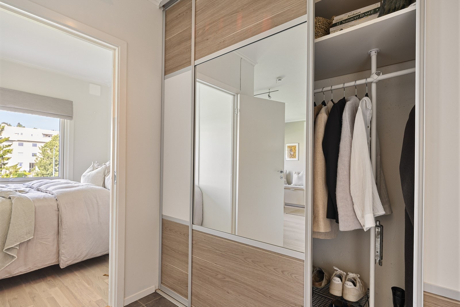 Entreen er på 4,5m² og er innredet med praktisk skyvedørsgarderobe. Galleribilde