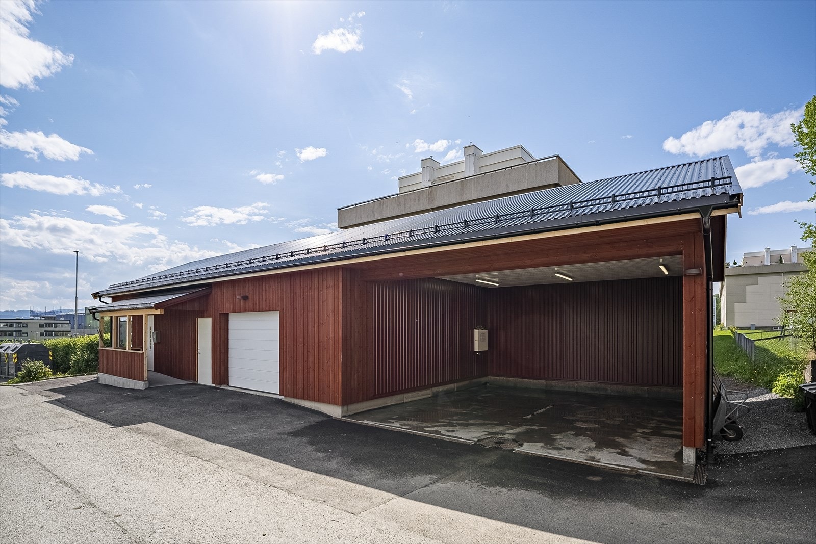 Borettslaget totalt 218 parkeringsplasser til utleie, hvorav 76 er garasjeplasser og 142 er på utvendig oppstillingsplass. Galleribilde