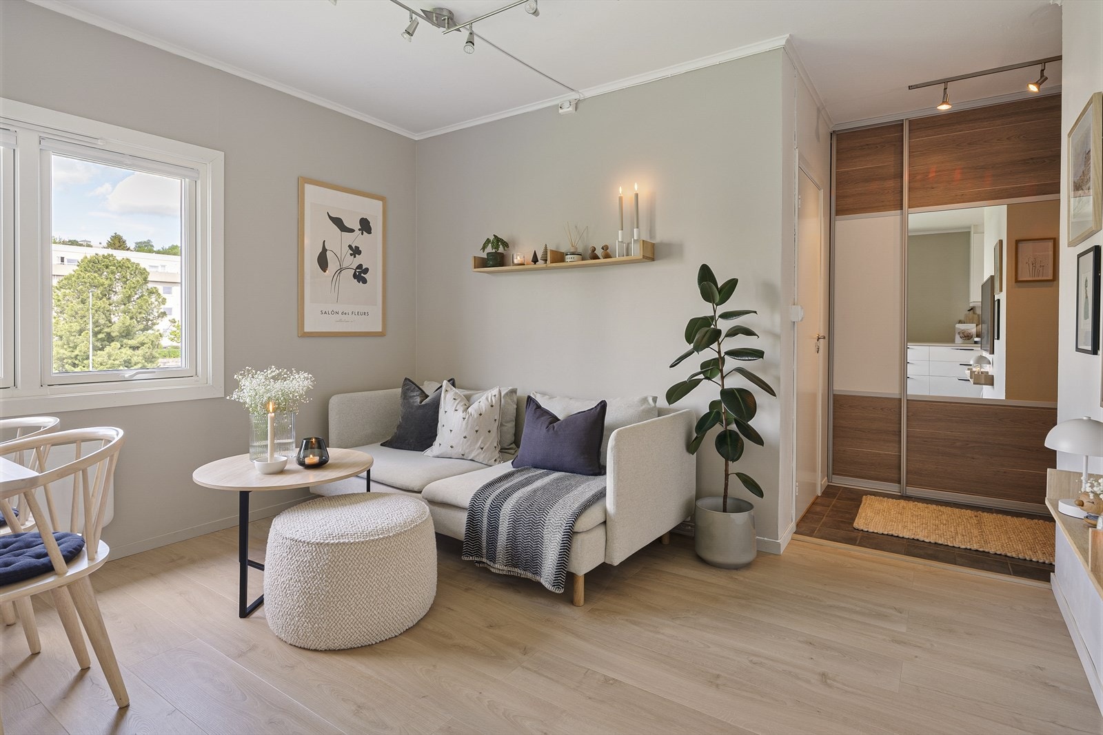 Den åpne stue-/ kjøkkenløsningen er på 18m². Galleribilde