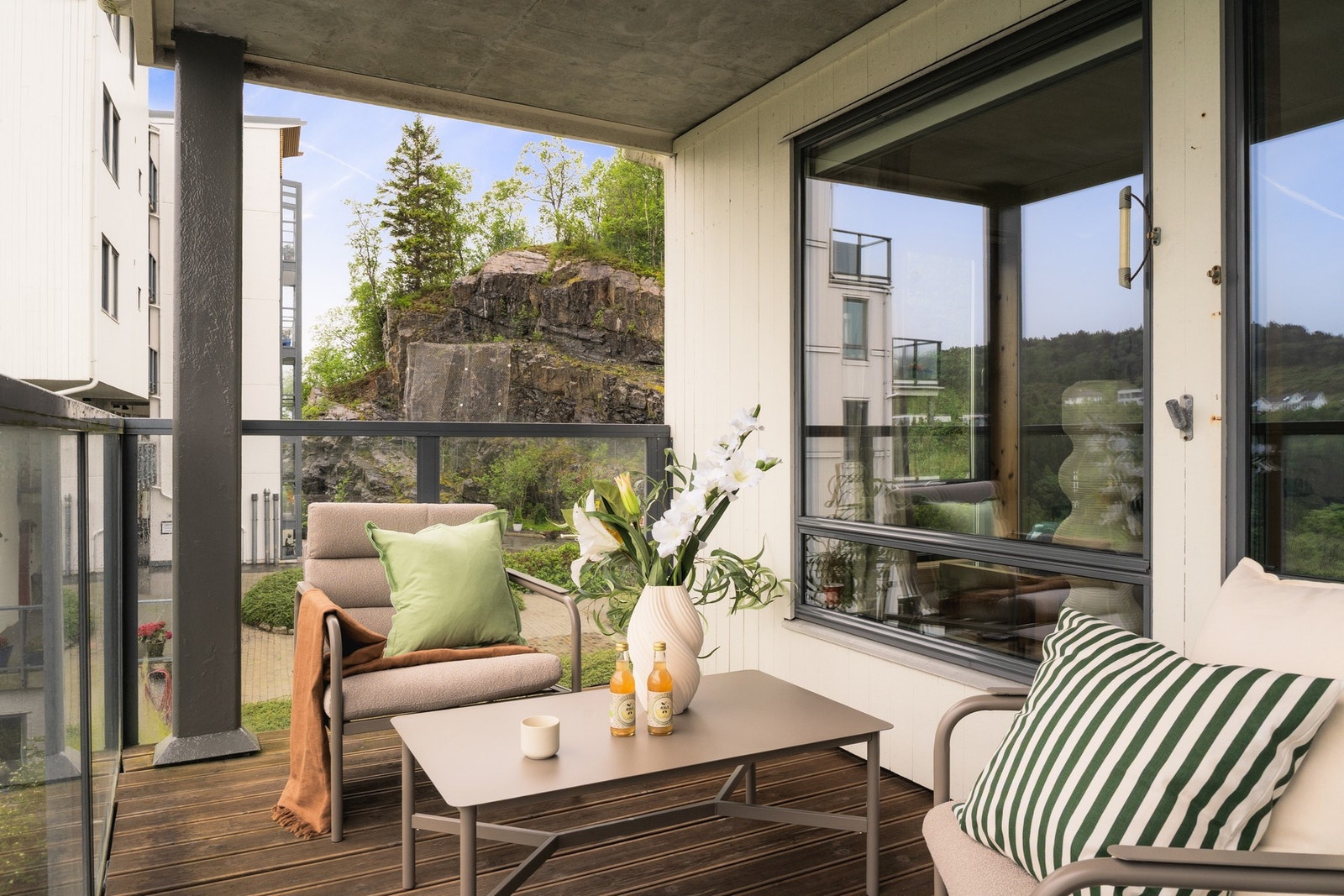I tillegg har boligen en åpen balkong som passer godt for utemøbler, planter eller en liten sittegruppe. Galleribilde