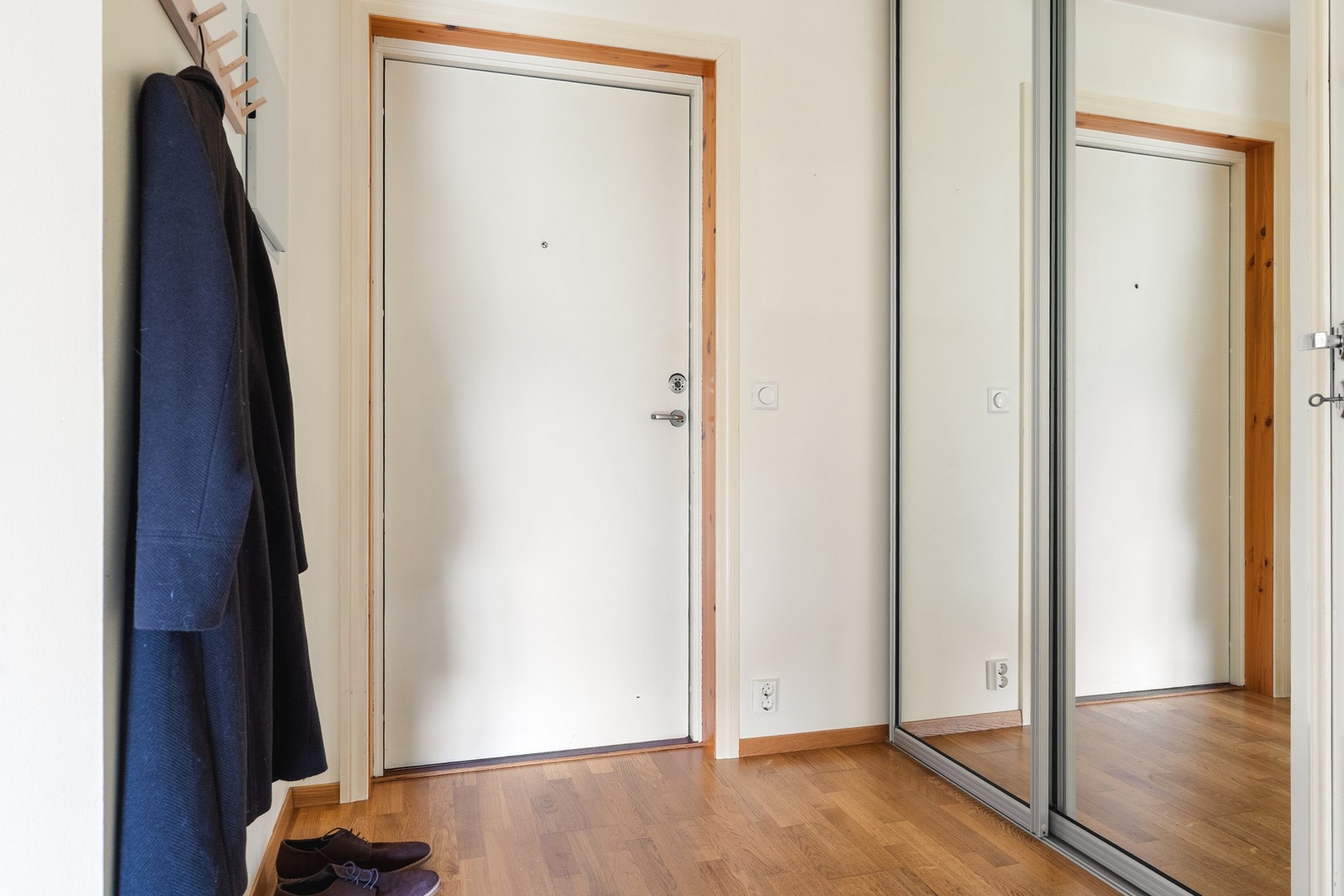 Velkommen inn! Man ønskes velkommen inn i en entré på 7,5 kvm. Entréen gir et ryddig førsteinntrykk og har god plass til oppbevaring av yttertøy og sko i skyvedørsgarderobe med speilfronter. Herfra er det adkomst videre til boligens øvrige rom. Sikringssk Galleribilde