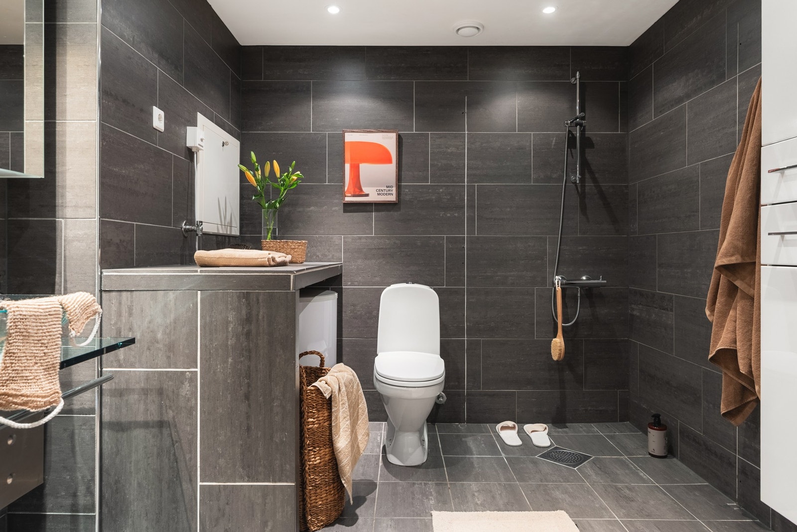 Badet er på 5,7 kvm og er helfliset med slett malt tak. Galleribilde