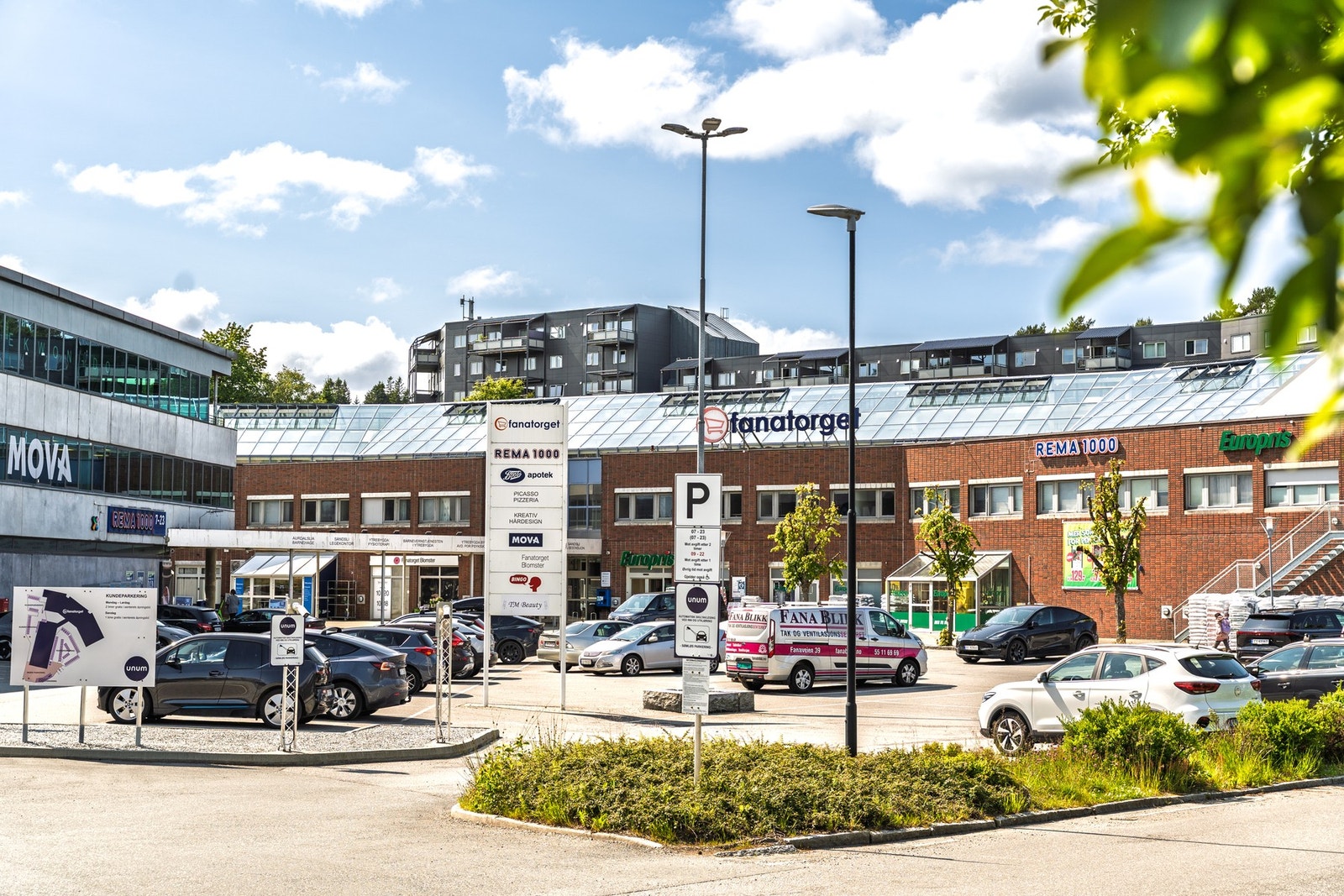 I tillegg er det kort vei til Fanatorget, hvor man blant annet finner Rema 1000, apotek, frisør og blomsterbutikk. For et større utvalg av butikker, servicetilbud og serveringssteder ligger Lagunen kun en kort kjøretur unna. Galleribilde
