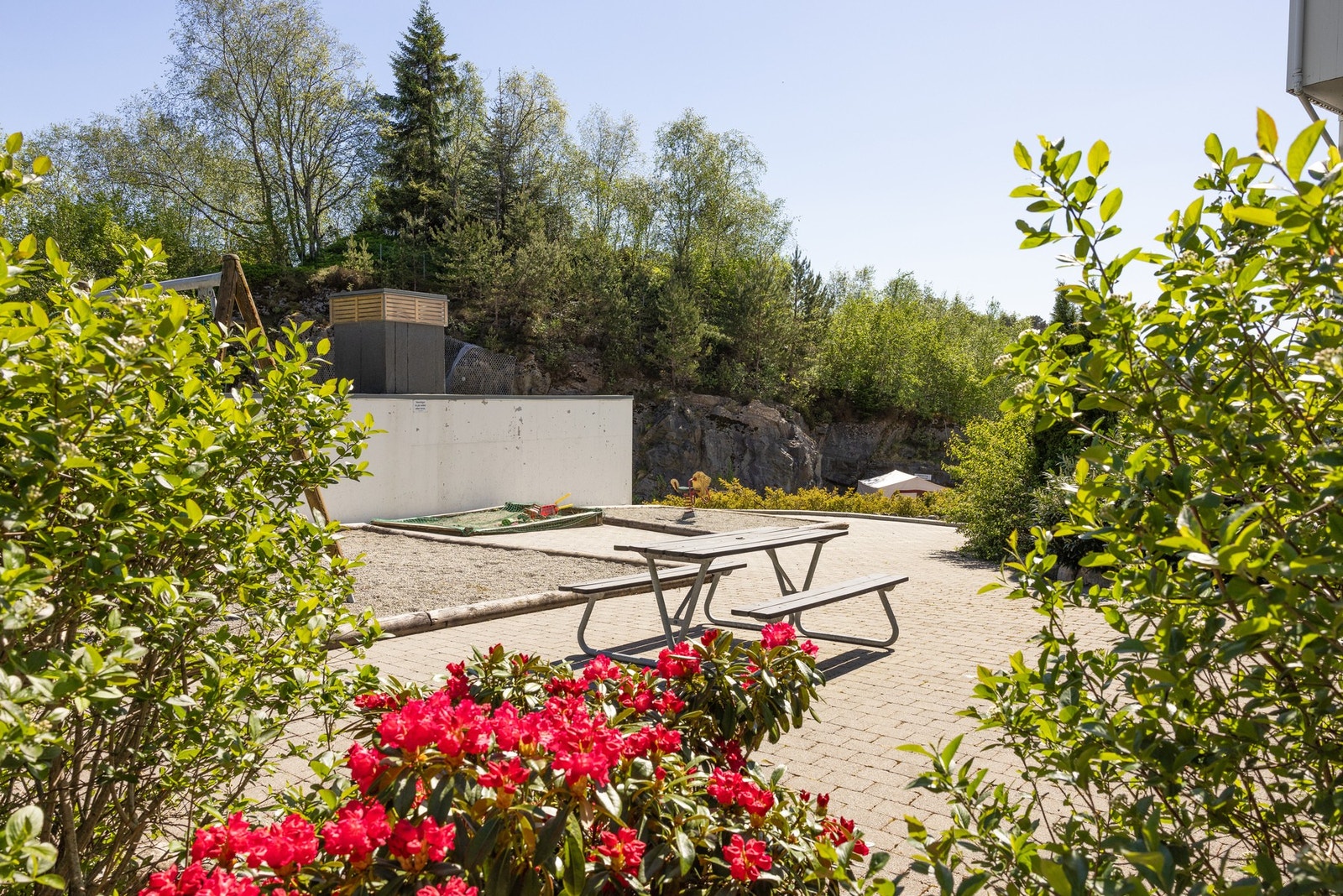 Det er også en hyggelig lekeplass med huske, sandkasse og benk like ved. Galleribilde