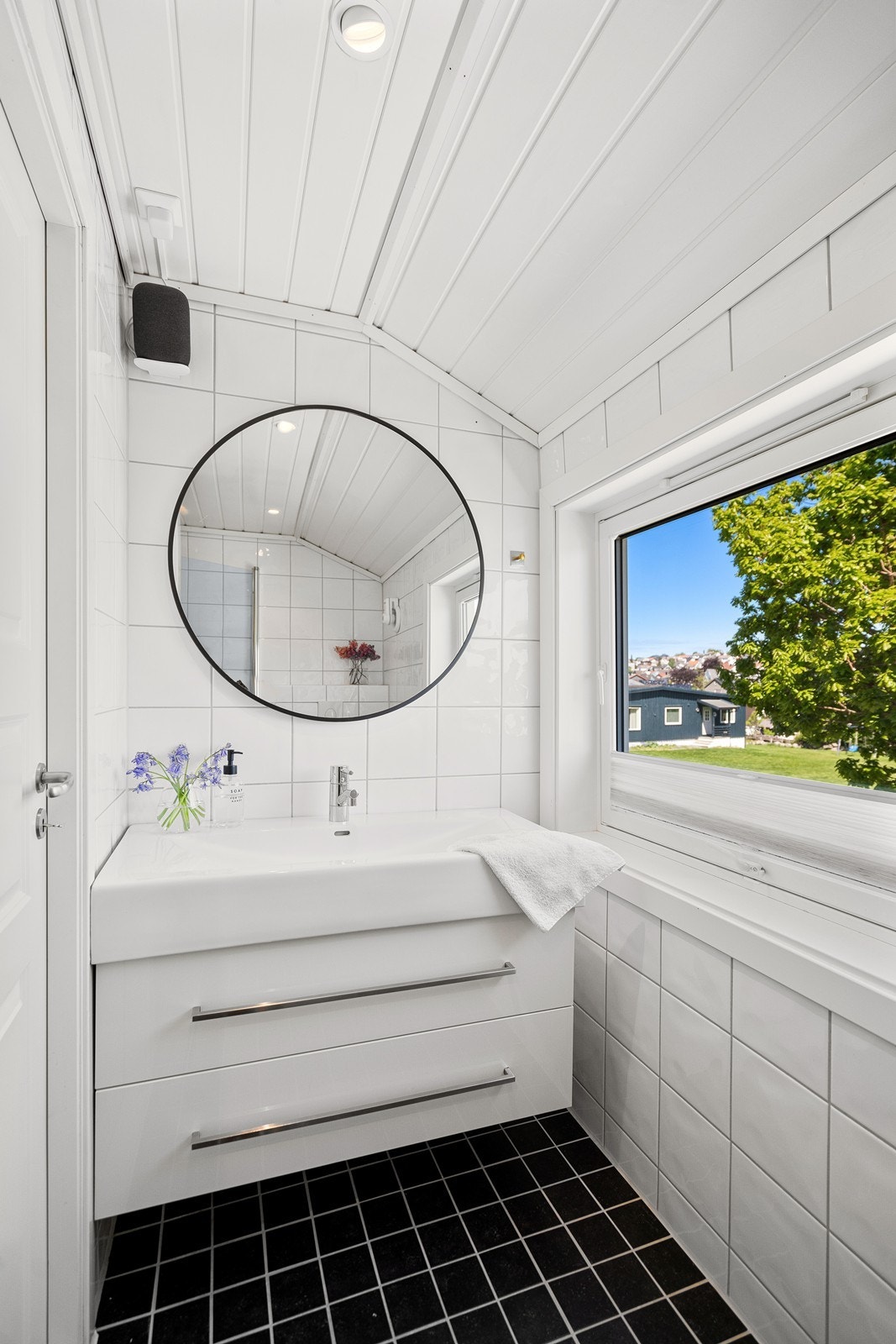 Badet er helfliset og består av servant med skuffeseksjon, vegghengt toalett og dusj. Galleribilde