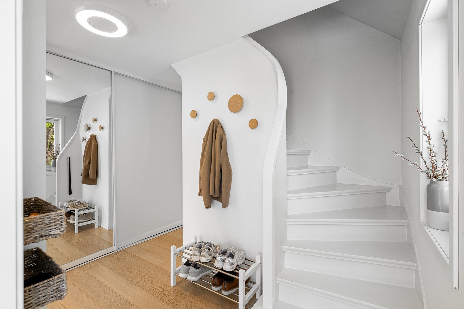 Fra hovedetasjen er det trapp opp til 2.etasje, som består av gang, bad og tre soverom. Den originale trappen er malt i nyere tid, noe som gir et moderne og innbydende uttrykk. Galleribilde