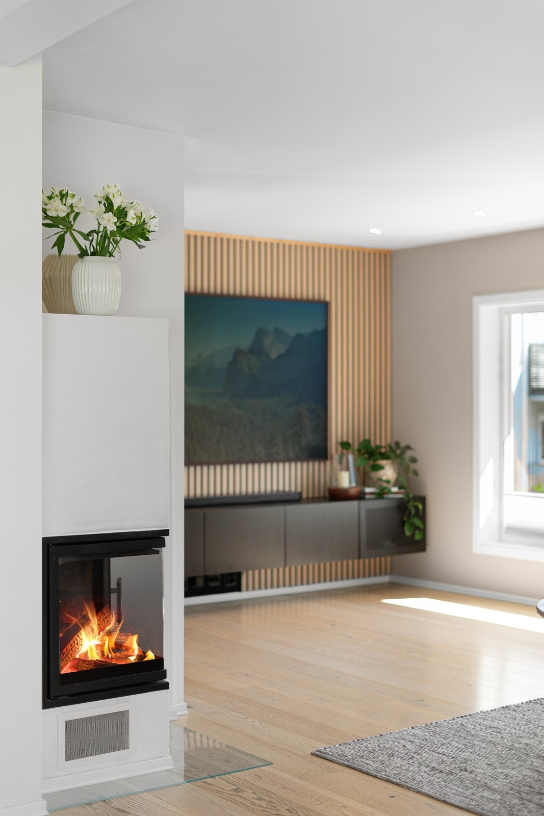 I stuen er det installert vedovn, som gir både god varme og en lun og koselig stemning på kjølige dager. Galleribilde
