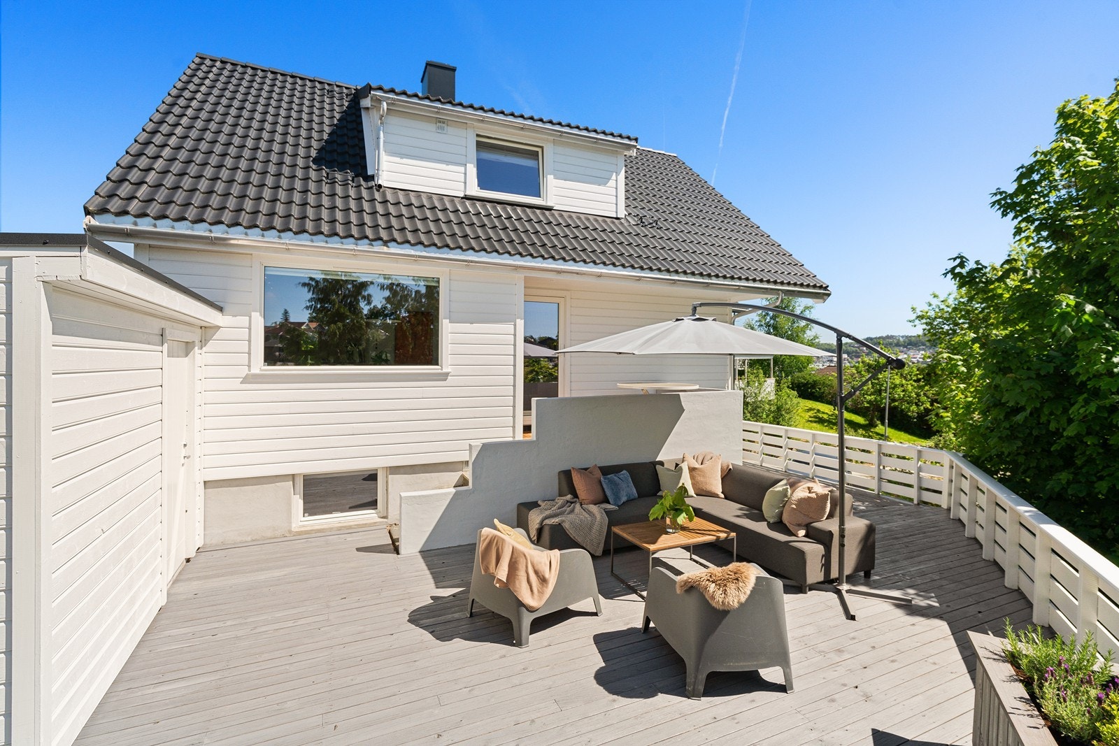 Stor og kjekk terrasse med god plass til hagemøbler. Galleribilde
