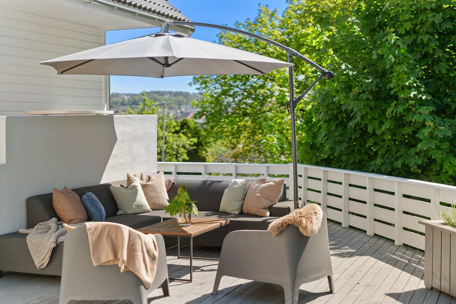 Fra stuen er det utgang til en stor og kjekk terrasse med god plass til hagemøbler. Galleribilde