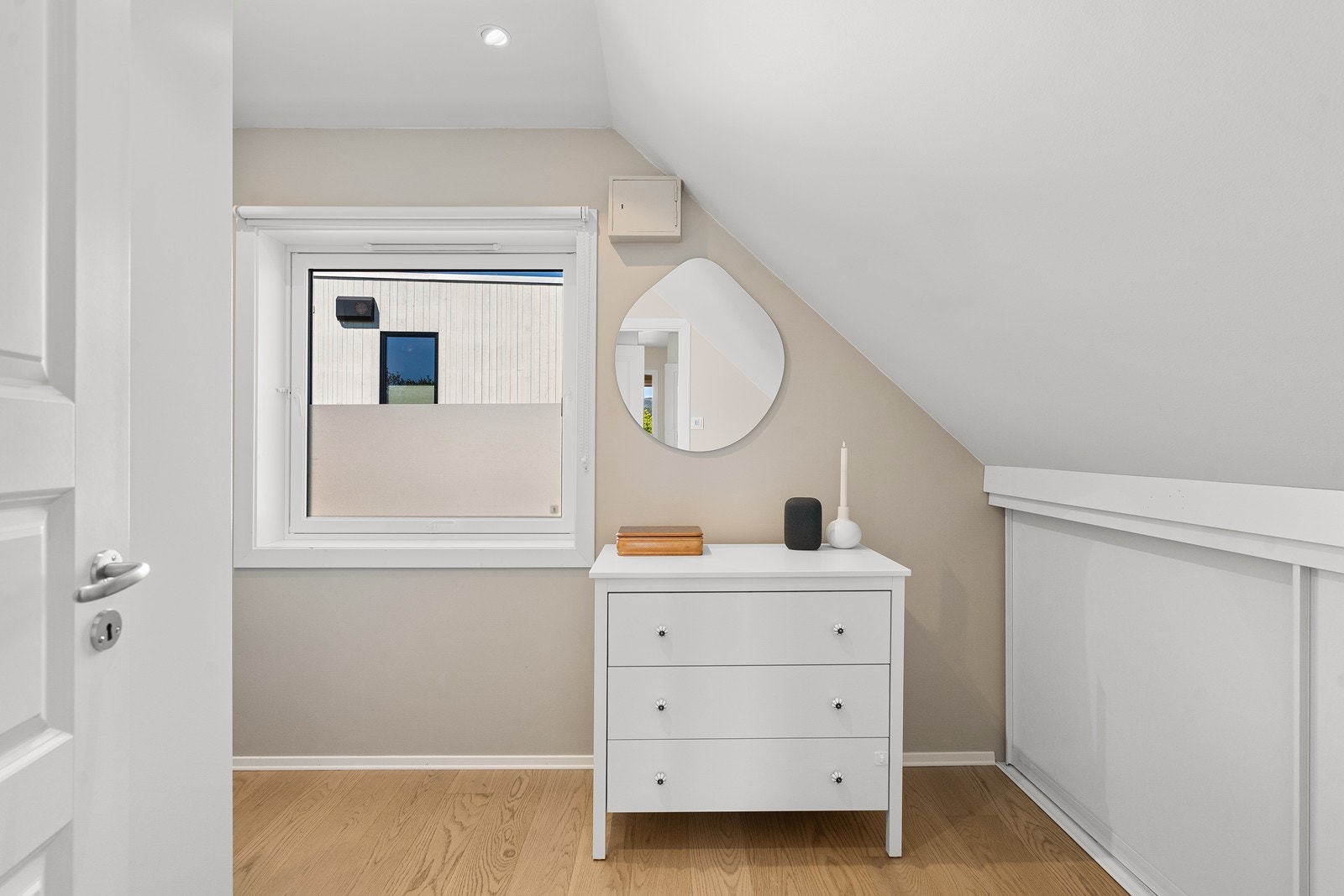 Soverom med gode oppbevaringsmuligheter i kott og garderobe. Galleribilde