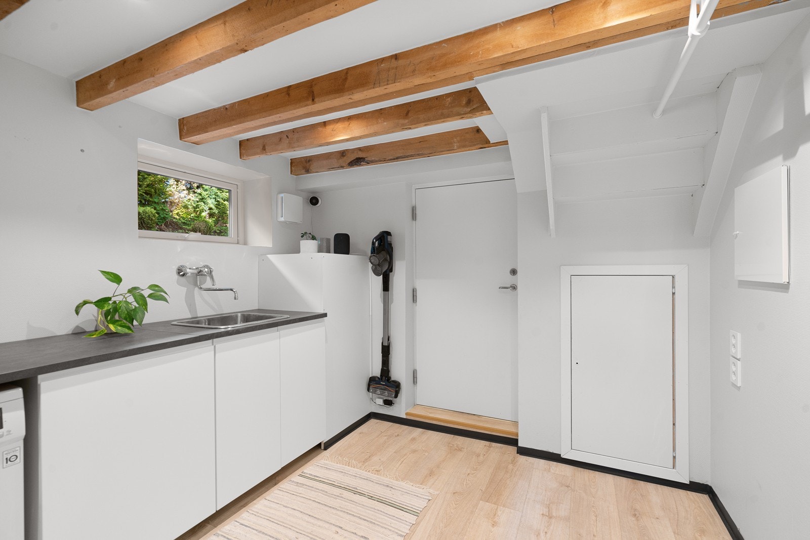 Bi-inngangen med vaskerom er praktisk i hverdagen, med god plass til oppbevaring og håndtering av yttertøy og utstyr. Galleribilde