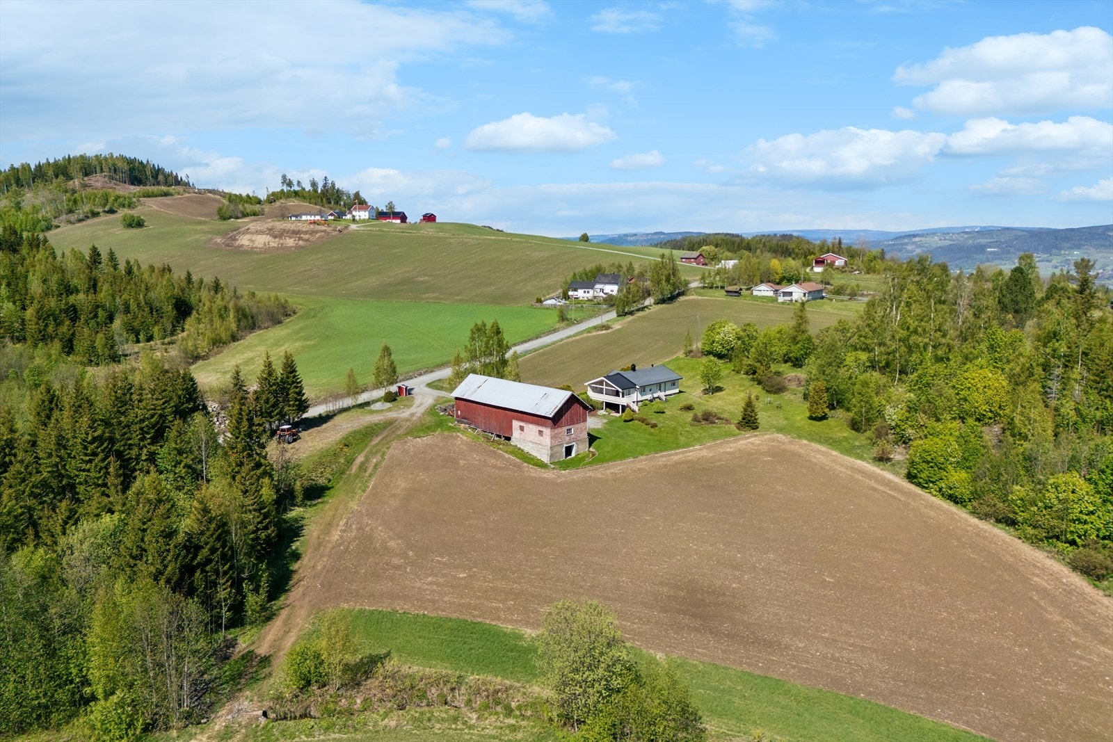 For barnefamilier er det flere barnehager i nærheten, og Biri barne- og ungdomsskole ligger innenfor en kjøretur på 7 minutter. Galleribilde