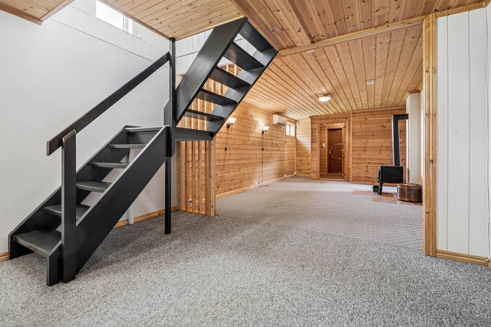 Tretrappen leder ned til kjelleretasjen, som har en takhøyde på 2,14 meter. Galleribilde