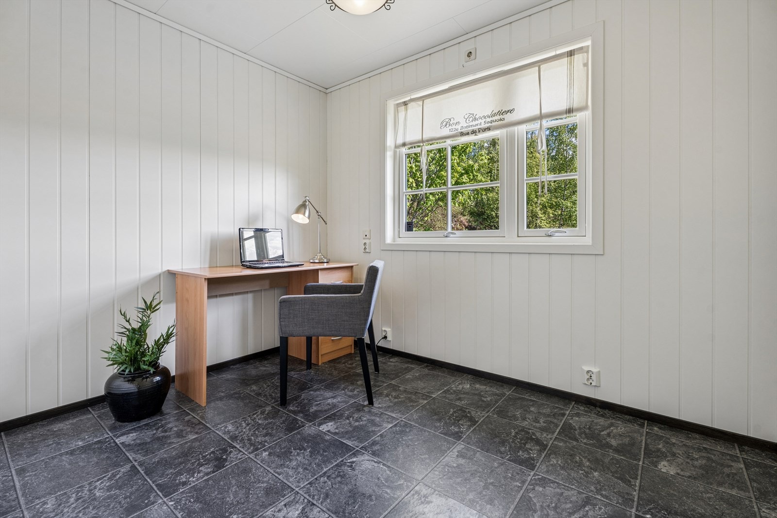 Det andre soverommet i etasjen egner seg godt som barnerom, gjesterom eller kontor. Galleribilde
