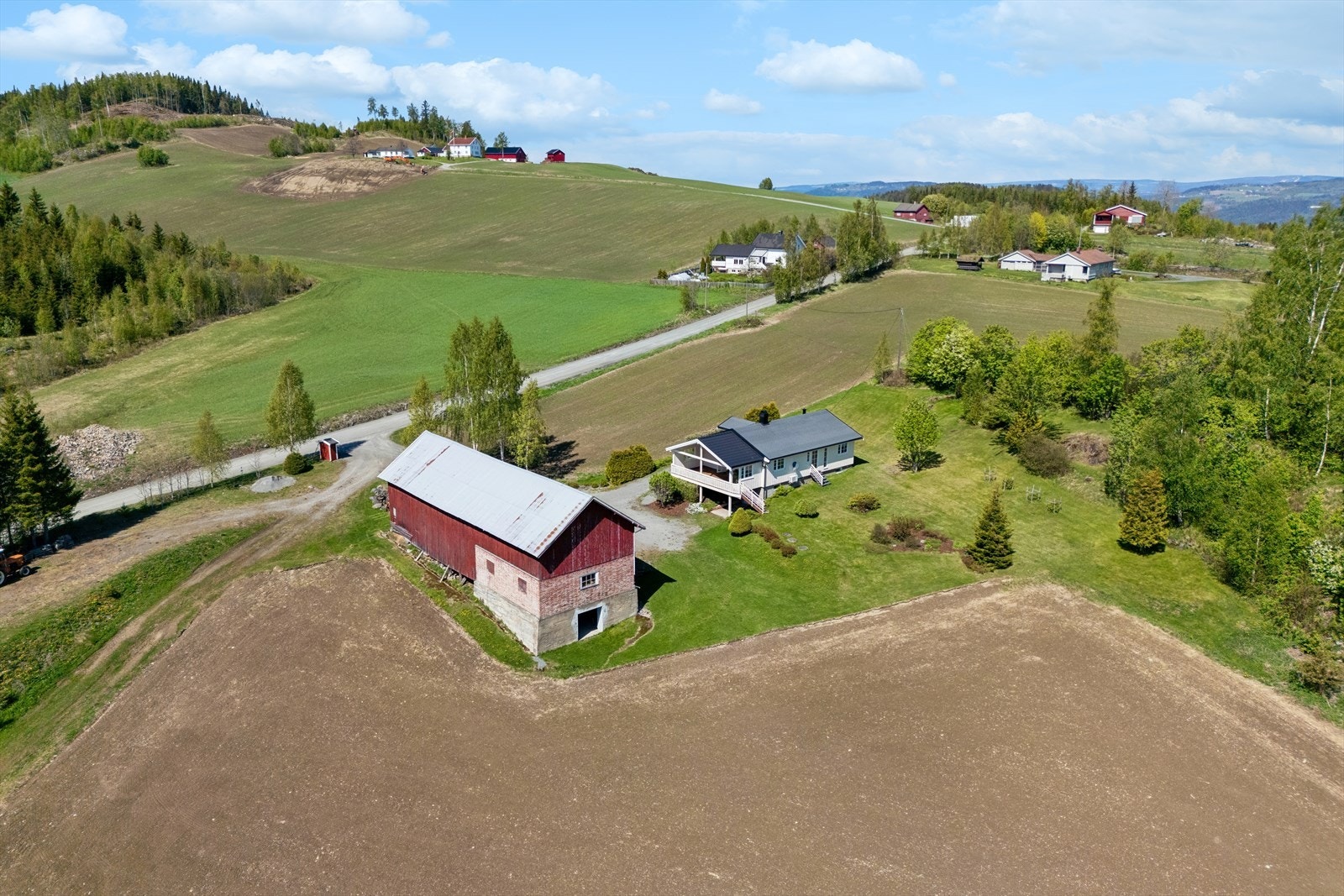 Nærområdet byr på flotte turmuligheter og nærhet til Mjøsa med sine rekreasjonsmuligheter. Galleribilde