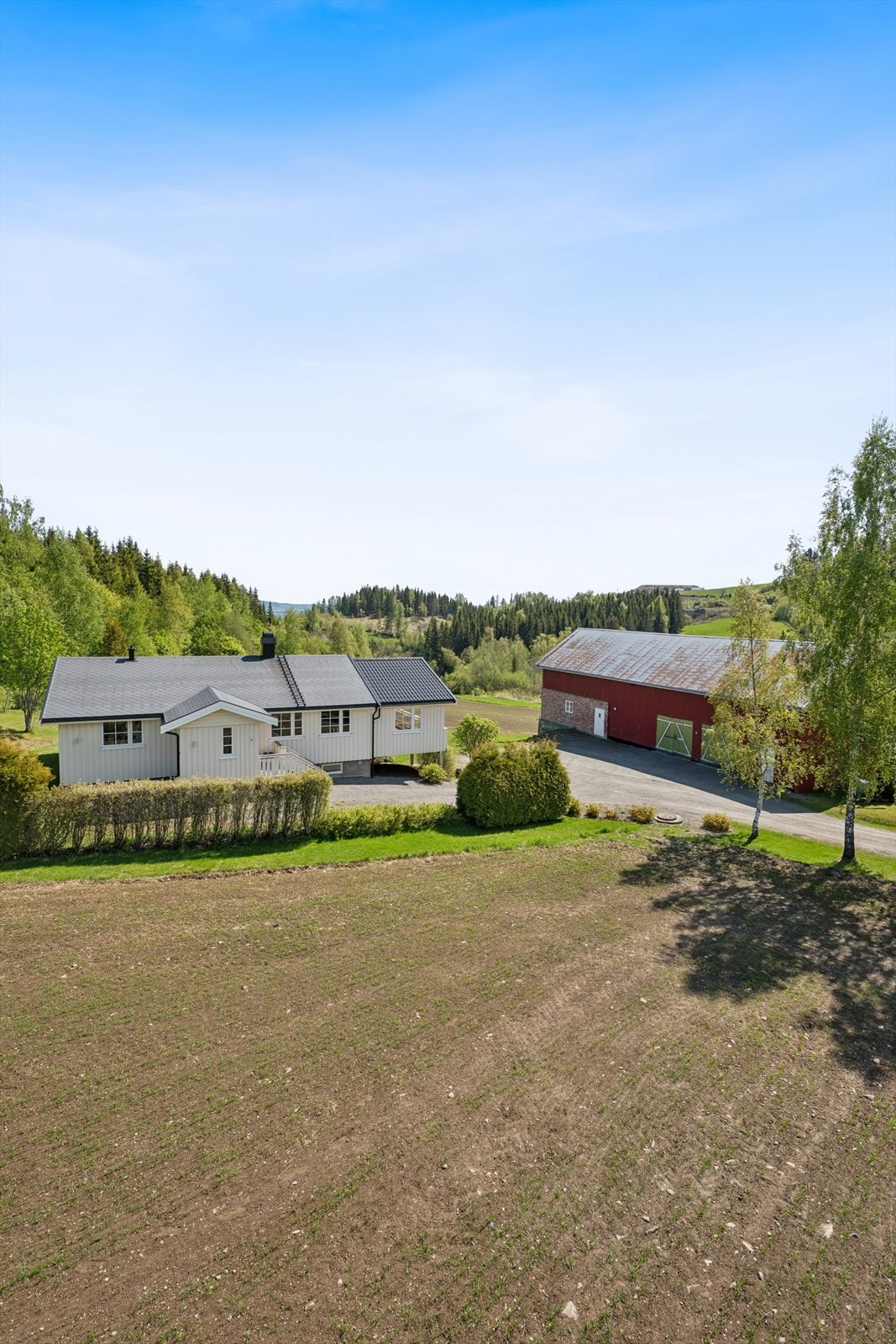 Eneboligen fra 1976 er oppført med grunnmur i sparesteinsbetong og yttervegger i trekonstruksjon. Galleribilde