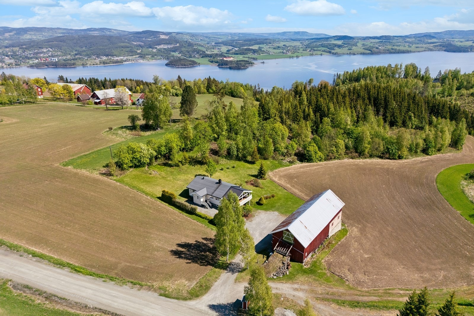Eiendommen ligger i et landlig og åpent kulturlandskap. Galleribilde