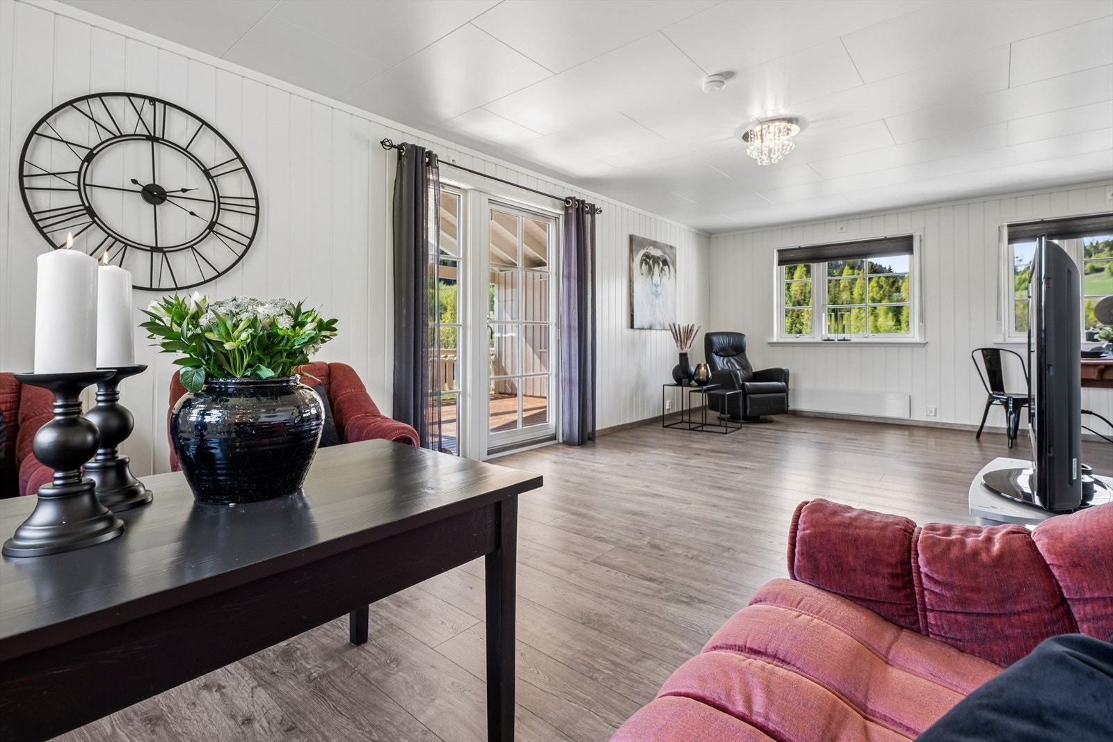 Fra stuen er det direkte utgang til en stor, sørvendt veranda. Galleribilde