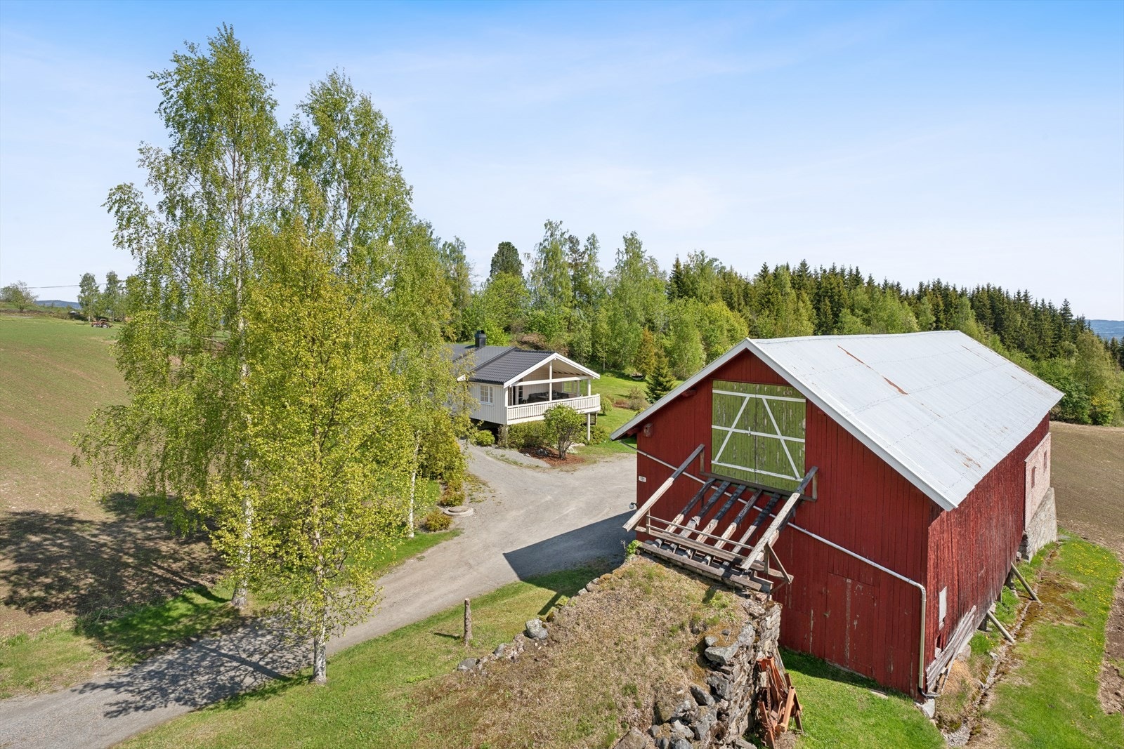 Fjøsrommet er i dag innredet som snekkerverksted med innlagt strøm, og låven gir mange muligheter for hobby og lagring. Galleribilde