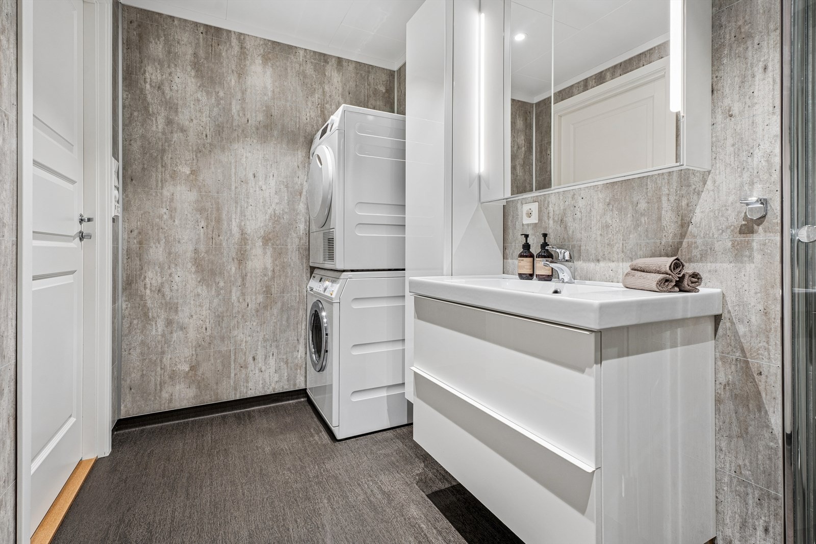 Badet ble oppgradert i 2016 og har baderomsplater på veggene og opplegg for vaskemaskin. Galleribilde