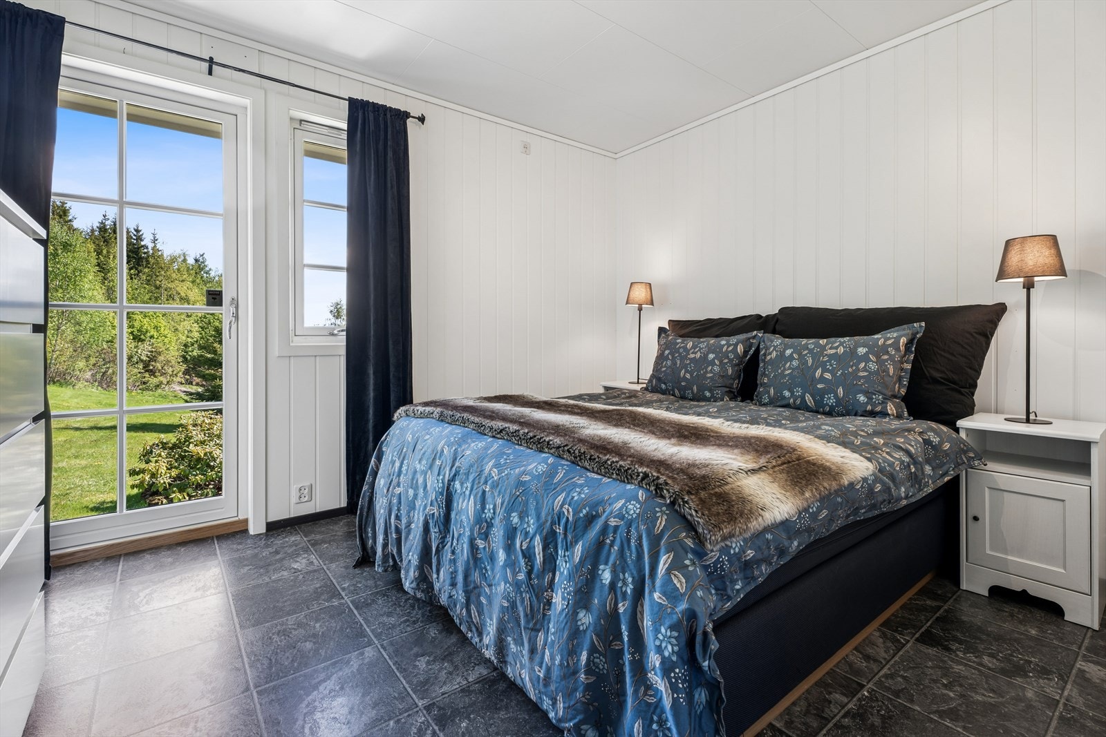 Hovedsoverommet har god plass til dobbeltseng og garderobeløsning. Galleribilde