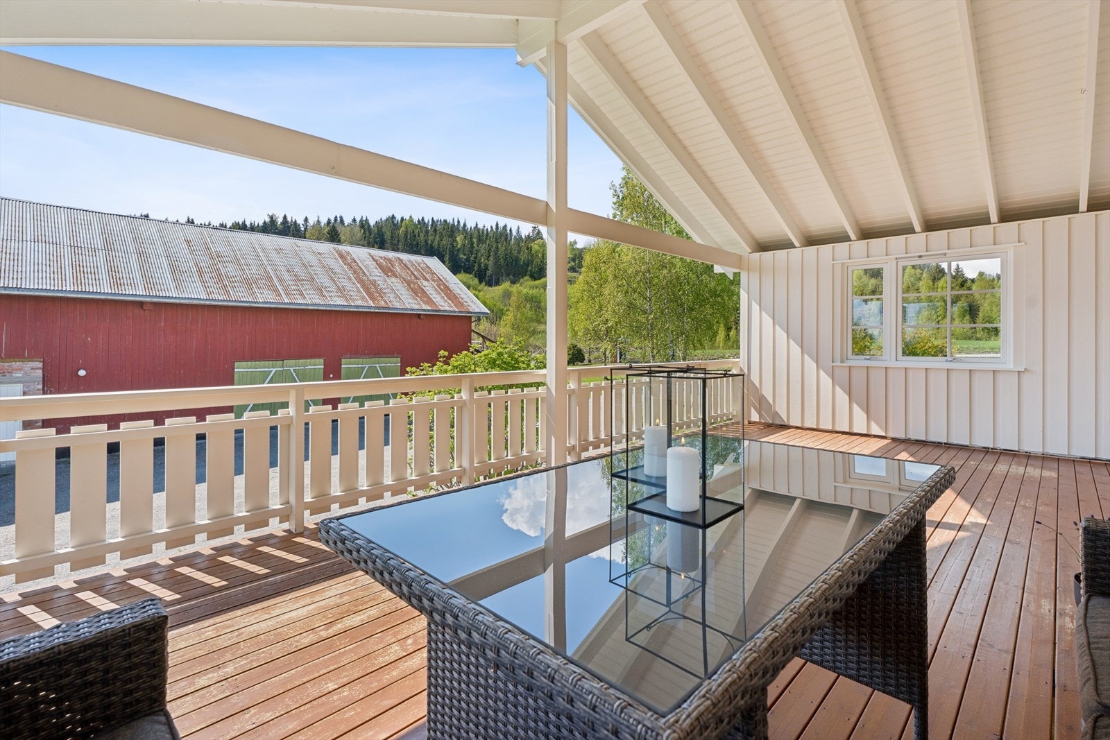 Den overbygde verandaen på 27 m² er et lunt og skjermet uterom. Galleribilde
