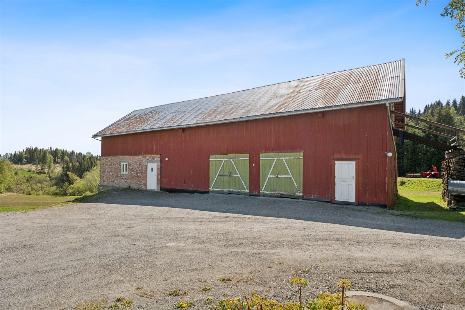 Den store låven rommer garasje med to biloppstillingsplasser, lager, vedskjul og et tidligere fjøs. Galleribilde