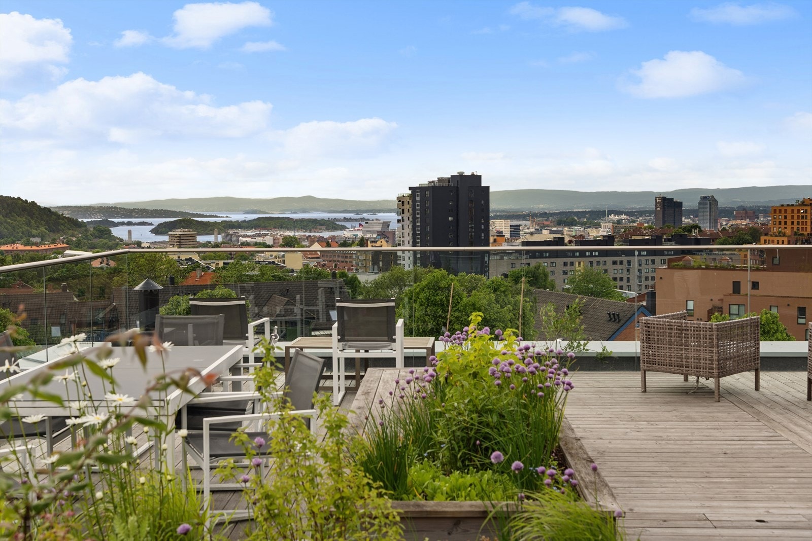 Som beboer har du tilgang til en herlig takterrasse med fantastisk utsikt over nærområdet og ned til Oslofjorden. Galleribilde