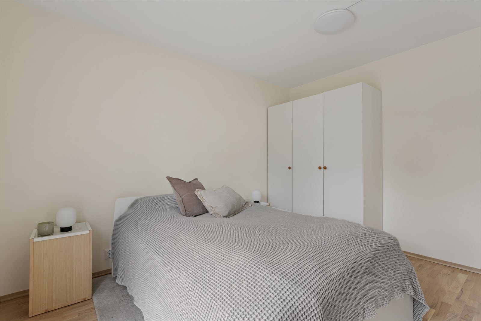 Hovedsoverommet har god plass til stor dobbeltseng med nattbord på hver side, samt øvrig møblement etter behov. Rommet er innredet med garderobeskap. Galleribilde