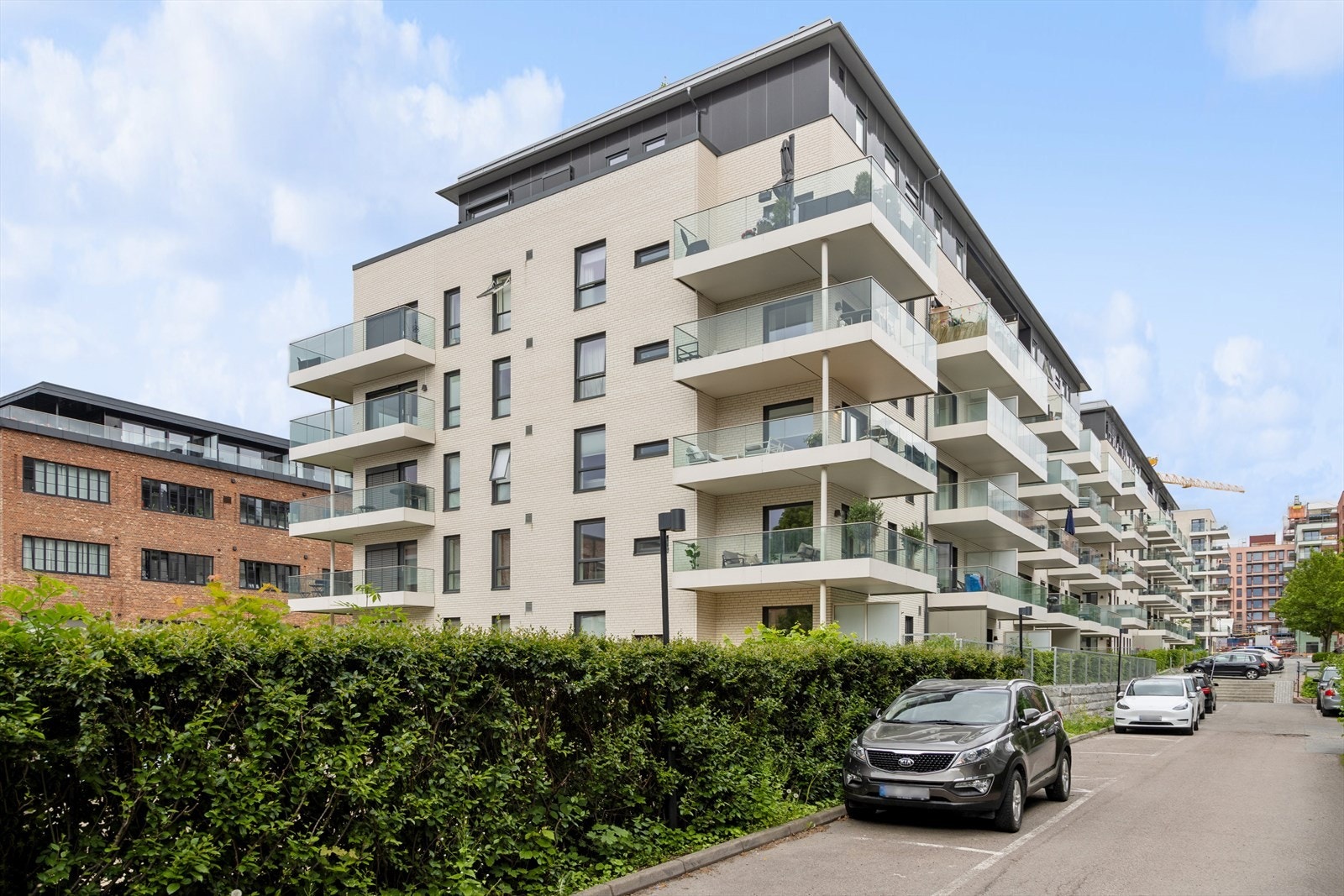 Leiligheten ligger i et ettertraktet, familievennlig og sentralt område på Helsfyr i Oslo. Her bor du i et moderne strøk med nyoppført bygg, grønne lunger og sosiale møteplasser. Galleribilde