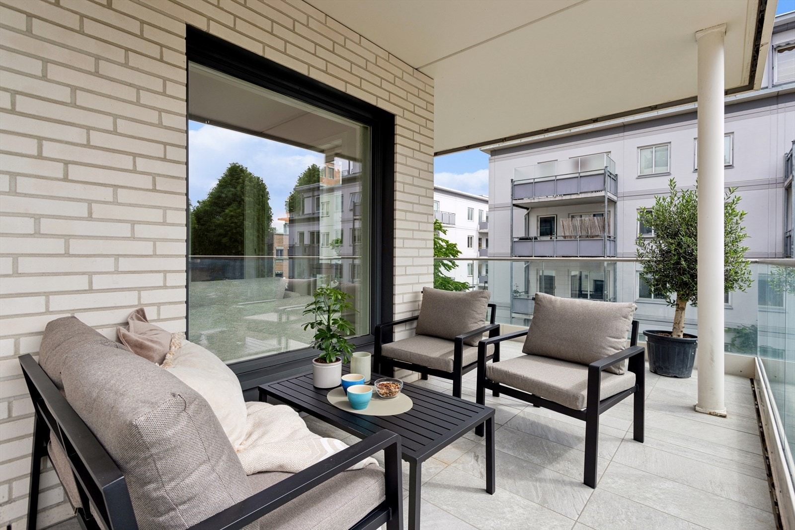 Dette er en attraktiv uteplass for både avslapning og sosiale sammenkomster. Galleribilde