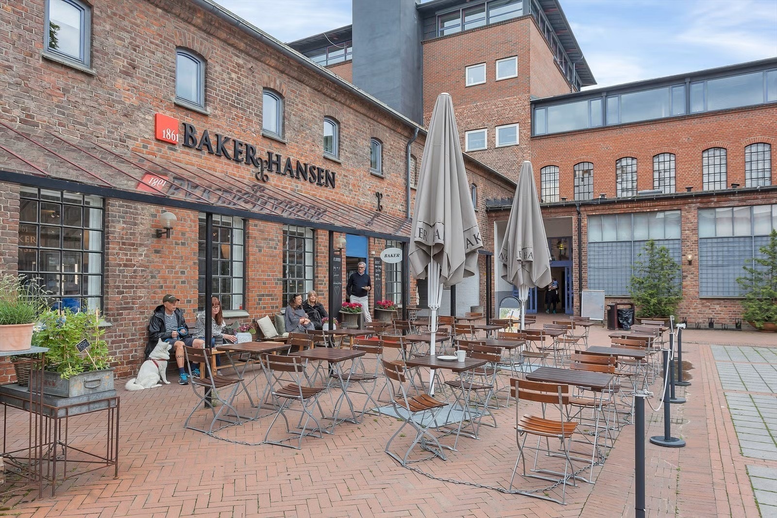 Fyrstikktorget med blant annet bl.a. to bakerier, sushi og blomsterbutikk. Galleribilde