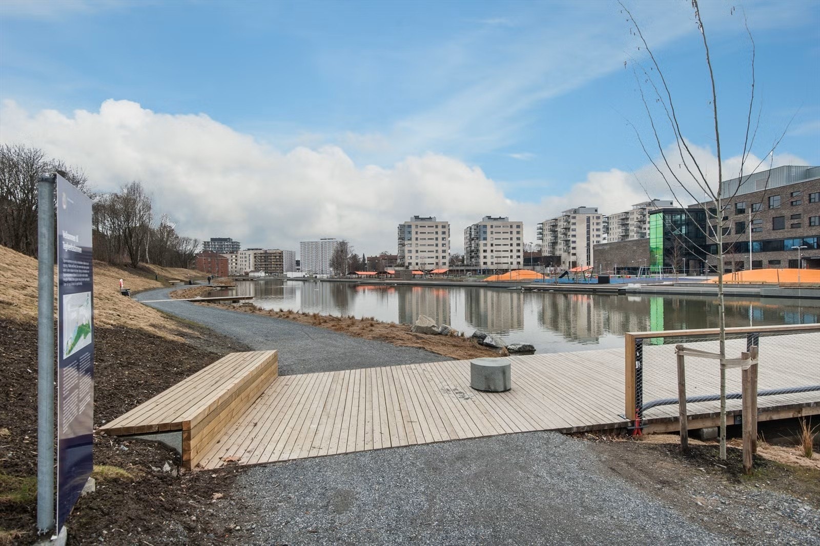 Teglverksdammen er ca. 15 minutters gange fra leiligheten. Like ved ligger Teglverket skole, Teglverkshallen, Valle Hovin stadion og idrettspark. Galleribilde